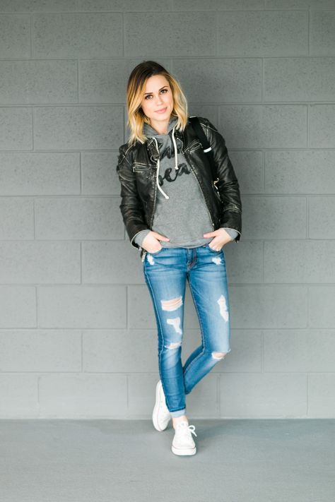 Looking for a Casual Street Style outfit? Houston Fashion blogger wears a sweater and denim outfit paired with a leather jacket and converse shoes! Denim Tunic Outfit, Tunic Outfit Ideas, Denim Outfit Ideas, Converse Style Women, Tunic Outfit, Denim Tunic, Casual Outfits For Moms, Houston Fashion, Outfits With Converse