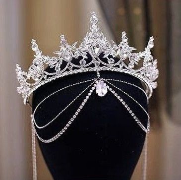 Princess Tiara Aesthetic, Fantasy Crown Queens, Princess Crown Aesthetic, Tiara Design, Princess Tiaras, Royalcore Aesthetic, Fantasy Crown, Denim Diy Clothes, Crown Aesthetic