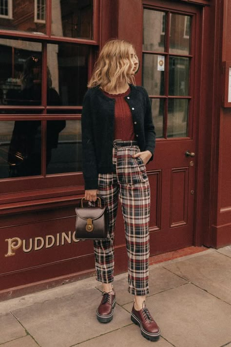 Sarah Mantelin, Dark Academia Outfit Ideas, Light Academia Outfit, Dark Academia Fashion Pants, Dark Academia Outfit, Style Anglais, Dark Academia Outfits, Dark Academia Style, Academia Outfits