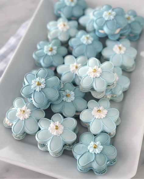 Macaron Decoration, Blue Macarons, Cake Hacks, Macaron Cookies, Gala Events, Just Cakes, Wedding Cookies, Kawaii Food, Flower Candle