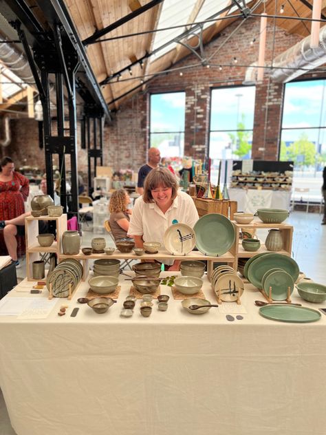 Pottery Booth Set Up, Pottery Stall Display Ideas, Pottery Exhibition Display, Craft Fair Pottery Display, Ceramic Market Stall Display Ideas, Pottery Shop Display, Pottery Craft Fair Display, Pottery Vendor Display, Market Stand Ideas Display