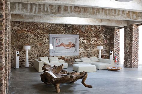 DUSSELDORF / Atelier d’Architecture Bruno Erpicum & Partners Extraordinary Houses, Painted Furniture Designs, Beautiful Modern Homes, Glass Garage Door, Brick Loft, Hotel Interior Design, Concrete Floor, Adaptive Reuse, Dusseldorf