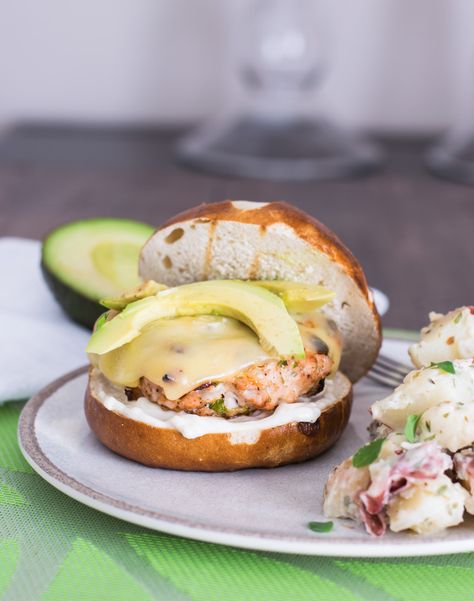 These easy grilled chipotle turkey burgers are served with a side of a red-skinned potato salad to make a great summer meal. Chipotle Turkey Burger, Burger Healthy, Grilled Turkey Burgers, Grilled Turkey, Summer Meals, Summer Grilling Recipes, Summer Meal, Turkey Burger, Summer Grilling