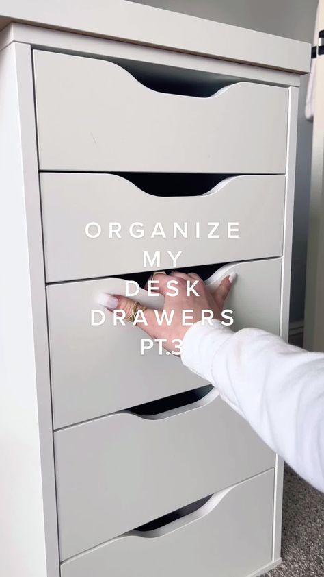 Inside Desk Organization Drawers, What To Put In Your Desk Drawers, Stationery Drawer Organisation, Organize Drawers Desk, Organizing Ideas For Desk Bedroom, What To Put In Desk Drawers, Ikea Desk Organization Drawers, Study Table Drawer Organization, What To Have On Your Desk