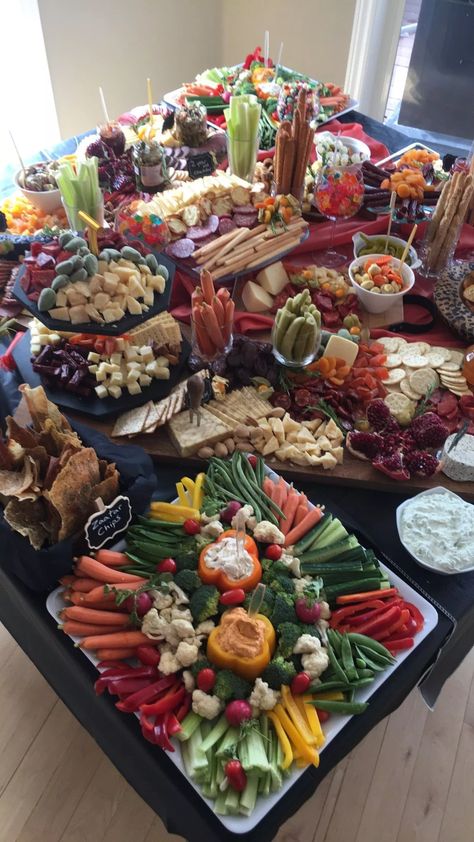 Summer Party Menu, Decorações Com Comidas, Party Food Buffet, Charcuterie Inspiration, Charcuterie Platter, Party Food Platters, Charcuterie And Cheese Board, Charcuterie Recipes, Shower Food