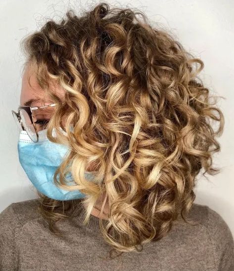 Curly Hairstyles Blonde Highlights, Fine Curly Hair Cuts, Curly Balayage, Curly Angled Bobs, Blonde Curly Bob, Blond Beige, Corte Long Bob, Curly Lob, Shoulder Length Curly Hair