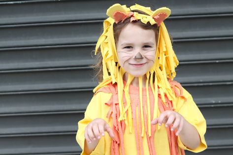 No-Sew DIY Lion Costume | TfDiaries By Megan Zietz No Sew Halloween Costumes, Diy Lion Costume, Costume Diy Women, Lion Costume Diy, Vampire Costume Diy, Affordable Halloween Costumes, Sew Halloween, Cloud Costume, Sew Halloween Costume