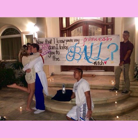 Disney Promposal-oh my heck this is so beyond freaking adorable! I would die of cuteness overload of this happened to me! ♡♡♡♡♡♡♡ Disney Promposal, Teen Date Ideas, Cute Proposals, Formal Proposals, Cute Promposals, Disney Prom, Dance Proposals, Cute Homecoming Proposals, Elsa Birthday Party