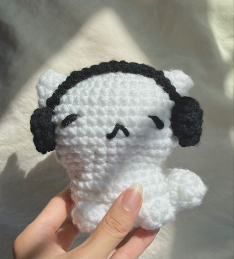 Small Plushie Crochet, Black Crochet Ideas, Headphones Crochet, Cat With Headphones, Cat Headphones, Granny Square Crochet Patterns Free, Cat Crochet, Easy Crochet Animals, Crochet Fairy