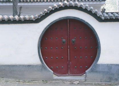 Round doors on a wall Chinese Gate, Round Gazebo, Chinese Door, Chinese Courtyard, Chinese Style Design, Chinese House, Ancient Chinese Architecture, Tips For Organizing, Feng Shui House