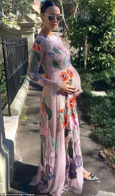 Translucent Dress, Maternity Casual, Baby Bump Style, A Pregnant Woman, Floral Frocks, Preggo Fashion, Shower Outfits, Pregnant Celebrities, Stylish Maternity Outfits