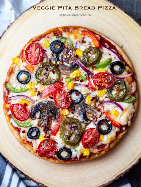 Veggie Pita, Pita Bread Pizza, Greek Pita Bread, Delicious Pizza Recipes, Pita Pizzas, Making Pizza, Flat Breads, Pizza Sauce Recipe, Craving Pizza