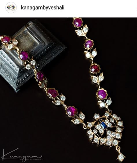 Chiranjeevi Wife Jewellery, Gold Jewelry Outfits, Antique Jewellery Designs, Pendant Sets, Jewelry Set Design, Gold Necklace Indian Bridal Jewelry, Stone Jewellery, Traditional Jewellery, Gold Bride Jewelry