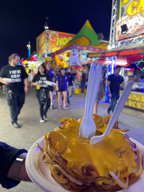 Strawberry festival Fair Food Astethic, State Fair Date Aesthetic, State Fair Aesthetic, Summer Aesthetic Carnival, Fun Fair Aesthetic Night Food, Fair Season, Food Plates, Fair Foods, Festival Food