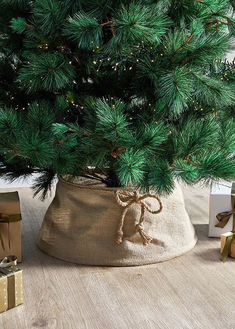 Bottom Of Christmas Tree Ideas, Christmas Tree Stand Ideas, Natal Boho, Burlap Christmas Tree Skirt, Decor Natal, Diy Christmas Tree Skirt, Burlap Tree Skirt, Christmas Tree Base, Burlap Christmas Tree