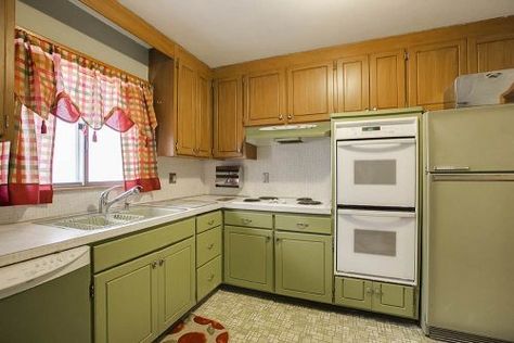 inspiration on how to retrofit a house Avocado Green Kitchen, Green Kitchen Inspiration, Modest House, Mint Green Kitchen, Kitchen Color Trends, Green Kitchen Designs, Kitchen Cabinet Inspiration, Dark Green Kitchen, Kitchen Cabinets Pictures