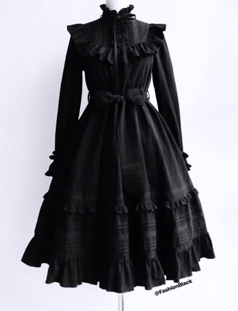 Old Fashioned Black Dress, Moon Goth Outfits, Black Victorian Dress Aesthetic, Black Dress Victorian, Vintage Goth Outfits, Black Victorian Dress, Black Goth Dress, Goth Dresses, Lolita Outfits