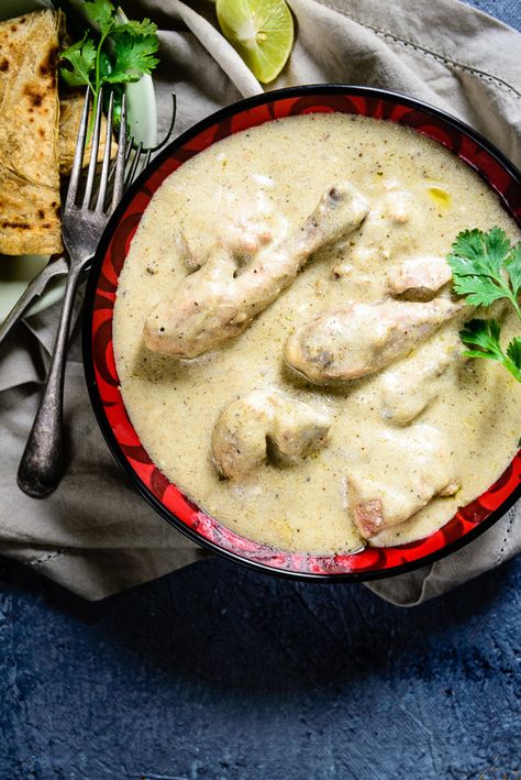 Considered to be one of the must try curries of India, Safed Murg Korma is primarily prepared with cashew nuts, poppy seeds, milk, ghee and yogurt. Chicken Gravy Recipe, Malai Kofta, White Gravy, Non Veg Recipes, Indian Chicken Recipes, Chicken Korma, Mutton Recipes, Chicken Gravy, Indian Chicken