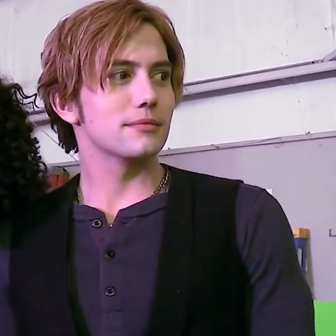 jackson rathbone as jasper hale on the behind the scenes of breaking dawn Jasper Breaking Dawn, Jasper Hale Breaking Dawn, Jasper Cullen, Jasper Twilight, Twilight Facts, Alice Twilight, Alice And Jasper, Jackson Rathbone, Jasper Hale