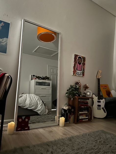 Room Inspo For Guys, Street Wear Bedroom, Street Style Room Decor, Street Room Decor, Streetwear Bedroom, Streetwear Room Decor, Minimalistic Rooms, Cozy Studio Apartment Ideas, Streetwear Room