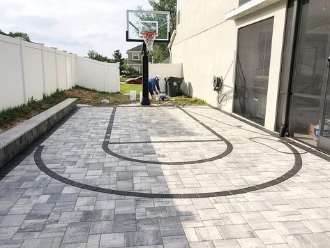 Side Yard Basketball Court, Basketball Court In Small Backyard, Side Of House Basketball Court, Basketball Court Home Outdoor, Basketball Court Front Yard, Half Basketball Court Backyard Size, Front Yard Basketball Court, Basketball Backyard Ideas, Half Court Basketball Backyard