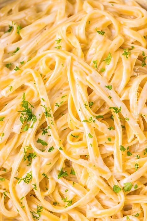 Copycat Chicken Fettuccine Alfredo from Olive Garden is a delicious dinner recipe that recreates that popular pasta the whole family loves. Olive Garden Chicken Fettuccine Alfredo, Fettuccine Alfredo Olive Garden, Olive Garden Chicken Alfredo, Olive Garden Chicken Alfredo Recipe, Copycat Olive Garden Chicken, Alfredo Fettuccine, Copycat Olive Garden Alfredo, Olive Garden Chicken, Copycat Olive Garden