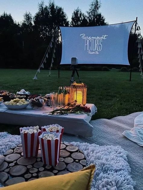 How to Have the Ultimate Home Movie Night Backyard Movie Night Party, Outside Movie, Movie Night Gift Basket, Movie Night Gift, Movie Night Birthday Party, Dream Dates, Backyard Movie Nights, Outdoor Cinema, Backyard Movie