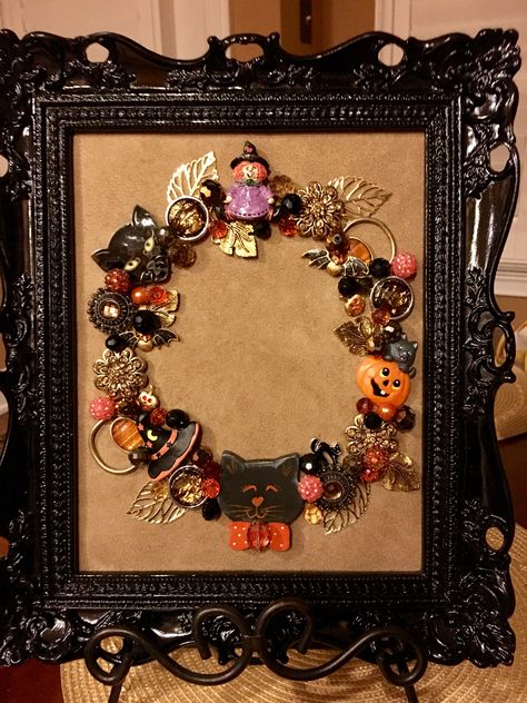 Halloween jewelry wreath by Beth Turchi 2016 Pumpkin Jewelry Art, Beth Turchi, Pumpkin Collage, Jewelry Wreath, Jewelry Trees, Old Jewelry Crafts, Jewelry Repurposed, Framed Jewelry, Vintage Jewelry Ideas