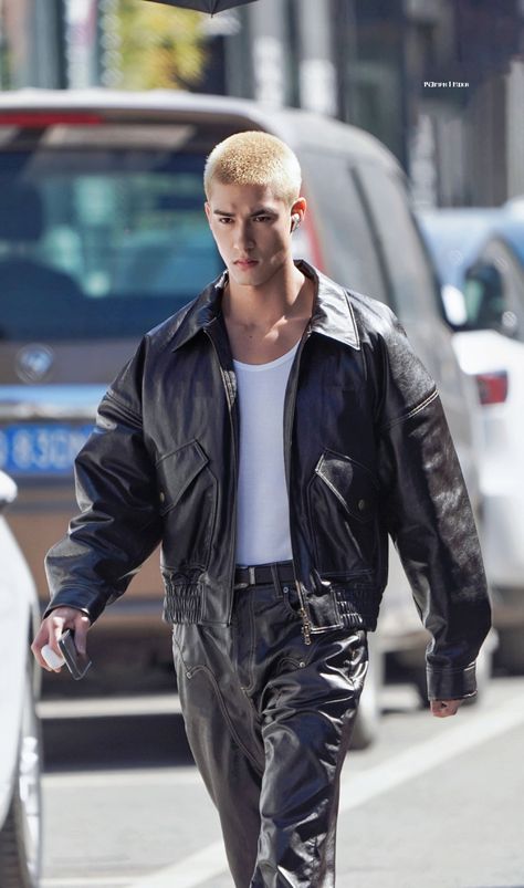 Leather Pants Aesthetic, Men Party Outfit, Leather Pants Men, Bad Boy Outfits, Look 80s, Leather Jacket Outfit Men, Bad Boy Style, Gold Suit, Leather Pants Outfit