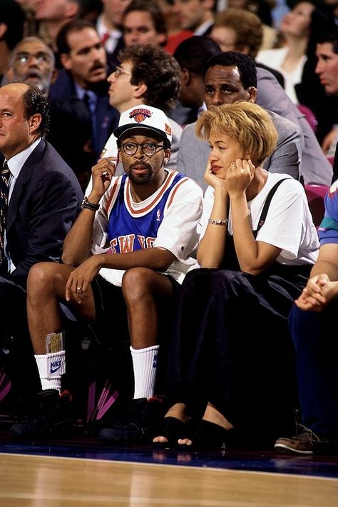 Spike Lee Jordan, Spike Lee Fashion, Early 2000s Aesthetic Men, Spike Lee Outfits, Spike Lee Aesthetic, Courtside Outfit Basketball Men, New York Knicks Outfit, Spike Lee 90s, Knicks Jersey Outfit