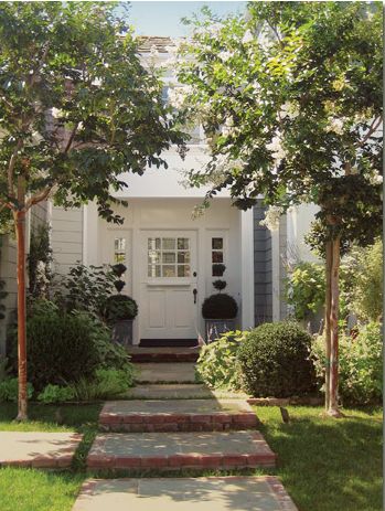 Brick outlined steps English House Exterior, Climbing Hydrangea Vine, Front Door Landscaping, House Columns, Brick Courtyard, Word Puzzle Games, Cottage Exteriors, Brick Walkway, Entry Stairs