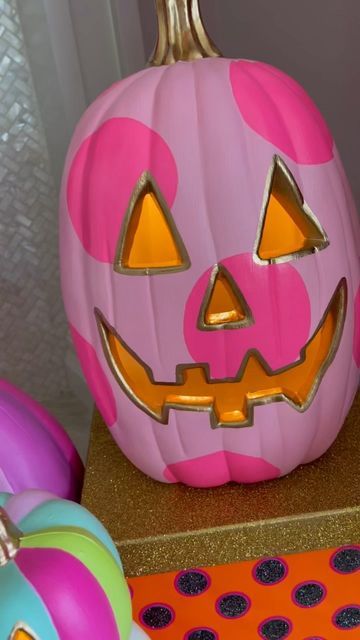 Wicked Pumpkin Painting, Pink Jackolantern, Hannah Leigh, Disco Halloween, Candy Decorations Diy, Desert Willow, Casa Halloween, Pumpkin Topiary, Boho Halloween