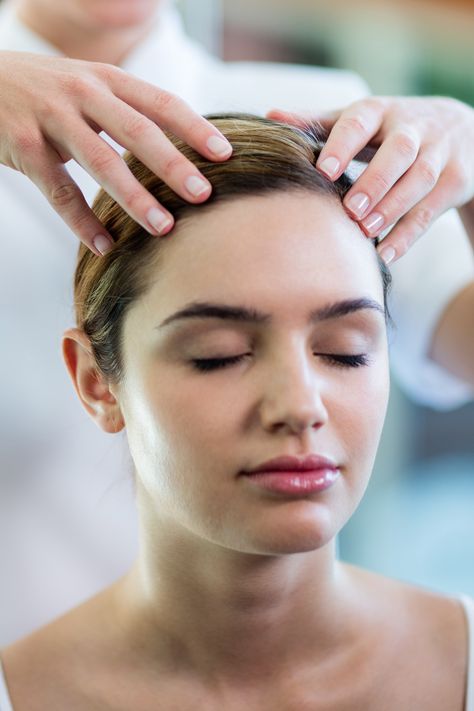 Indian Head massage  You carry it around with you all day. It's on your shoulders and weighs around 10-11lb - we usually forget its there but couldn't be without it!  Originally an Auyvedic practice from India, an Indian Head massage isn't the same as other massages. It helps to get rid of tension, allowing your body to feel more relaxed and energised, and your scalp will feel stress-free too. It also improves circulation, the nervous system, and de-stresses the mind and body in general. Lemon Juice For Skin, Indian Head Massage, Massage Images, Juice For Skin, Massage Therapy Techniques, Shoulder Massage, Slimmer Face, Aroma Therapy, Hand Massage