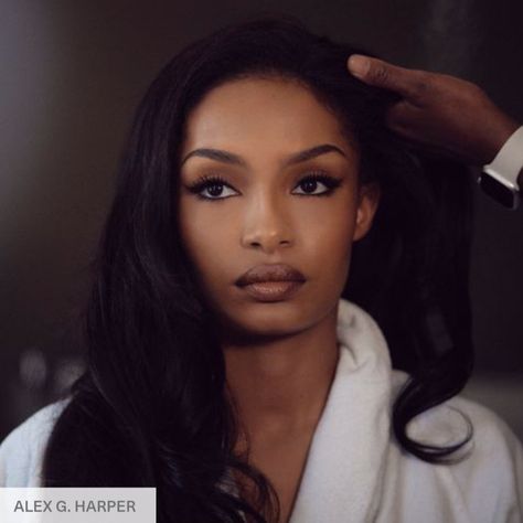 A Line Of Beauty, 90s Makeup Look, Flawless Face Makeup, Yara Shahidi, Arch Brows, Arched Eyebrows, Barrel Curls, Makeup For Black Skin, Ethereal Makeup