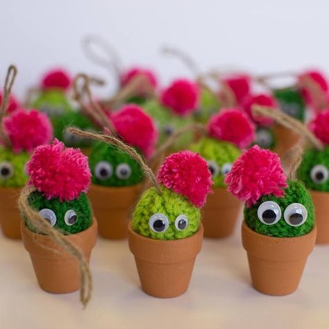 Cactus pompoms. Not necessary.... doesn’t really fit with the theme.... but too darn cute not to save 😍 Pompon Diy, Pom Pom Animals, Cactus Craft, Boyfriend Crafts, Pom Pom Crafts, Decorations Table, Diy Easter, Valentine's Day Diy, Easter Table