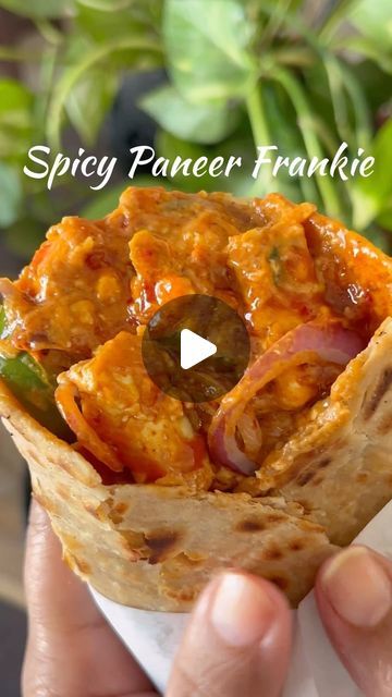 Veg Rolls Recipe, Frankie Recipe Veg, Paneer Frankie Recipe, Paneer Roll Recipe, Paneer Frankie, Veg Frankie Recipe, Paneer Roll, Laccha Paratha, Veg Roll