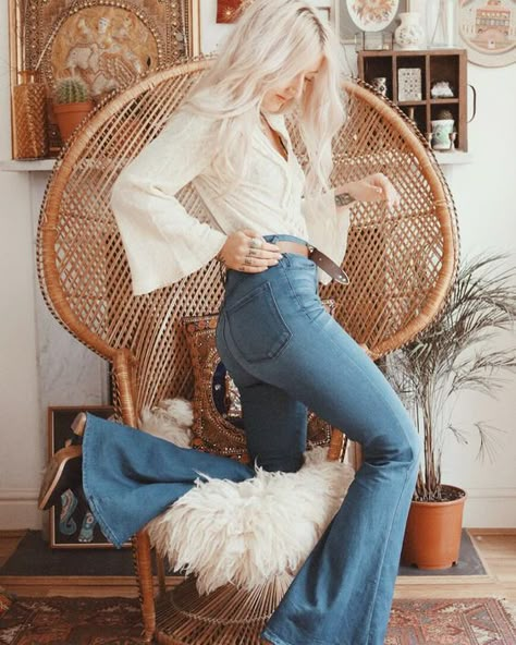 Today I want to share some ideas of outfits with hippie style, but at the chic turn, these outfits you can get them with the return of pants with bell at the bottom, are usually Mode Hippie, Fashion 70s, Modern Hippie, 70s Inspired Fashion, 70s Outfits, Estilo Hippie, Bohemian Hairstyles, Mode Boho, Bohol