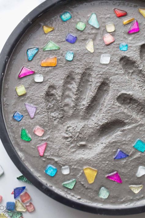 Mosiac stones around handprints in wet mortar plaster. Garden Stones Diy, Garden Stepping Stones Diy, Diy File Cabinet, Stepping Stone Molds, Stepping Stones Diy, Big Moon, Stone Molds, Garden Stepping Stones, Garden Area