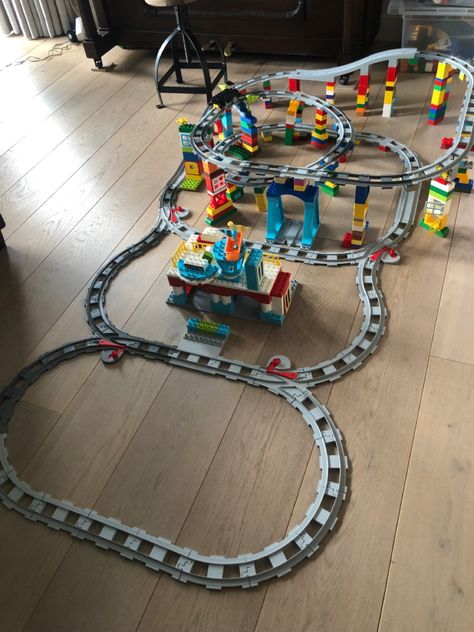 Lego Duplo Train, Toy Train Layouts, Lego Activities, Lego Trains, Lego Creative, Train Layouts, Train Set, Lego Duplo, Toy Train