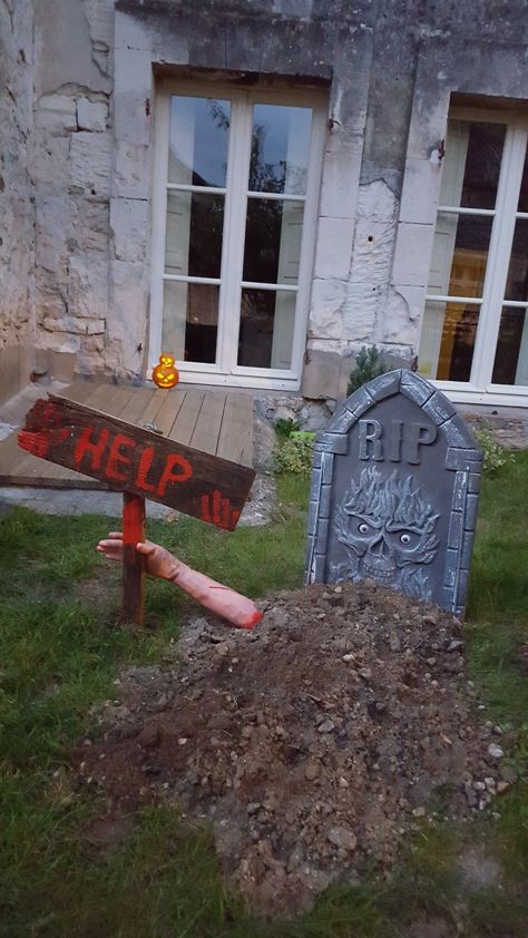 Skeleton Haunted House Ideas, Zombie Apocalypse Outdoor Decorations, Haunted Yard Ideas Diy, Grave Yard Ideas For Halloween, Halloween Decorations Outdoor Theme, Zombie Graveyard Yard Decorations, Outside Halloween Decorations Diy Front Yards, Halloween Rooftop Ideas, Halloween Decorations Entrance