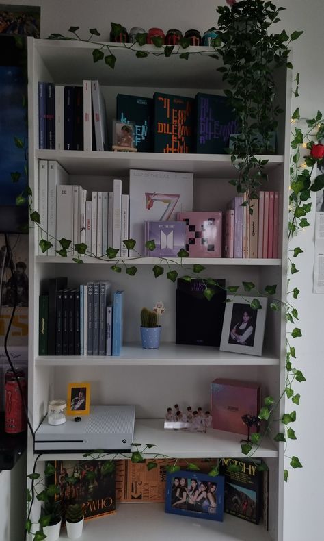 Seventeen Shelf Kpop, Shelf Ideas For Bedroom Aesthetic, Shelving Inspo Bedroom, Kpop Shelves Aesthetic, Aesthetic Kpop Bedroom Ideas, Kpop Bookshelf Aesthetic, Kpop Room Shelf, Aesthetic Bedroom Shelves, Kpop Home Decor