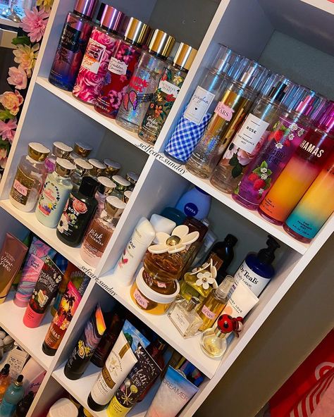 Girly Vanity, Perfume Organization, Shower Stuff, Body Hygiene, Bath And Body Works Perfume, Body Smells, Bath And Body Care, Body Care Routine, Bath And Bodyworks