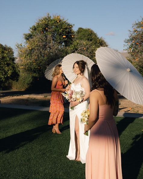 Trending right now: Paper Parasols!! Paper parasols are a fun way to spice up portraits and adds a fun spin to your traditional bridesmaids/wedding party photos. They also double as the perfect ceremony accessory for guests and possible take home favor! Would you use paper parasols for your wedding? Creative Director & Photographer: @annapaulinephotography Planner: @bashboulevard Venue: @theantillamansion Florist: @stoddardfloralandco Hair and makeup: @daniela.artistry @beautymarked.bys... Wedding Parasol, Parasol Wedding, Paper Parasol, Umbrella Wedding, Wedding Party Photos, Wedding Board, Party Photos, Hair And Makeup, Wedding Bridesmaids