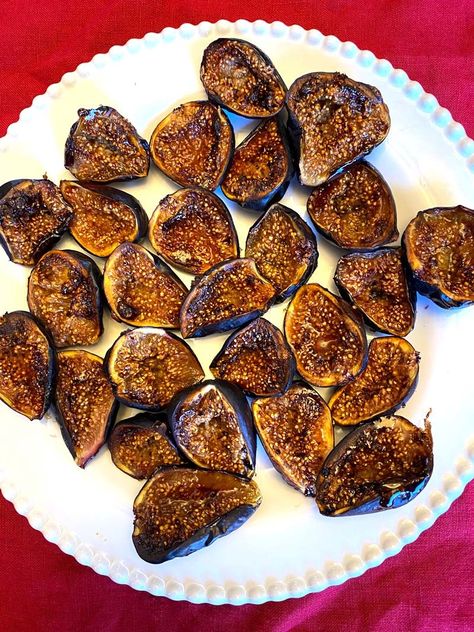 Air fryer figs served on a white platter Drying Figs In Oven, Drying Figs In Dehydrator, Figs In Air Fryer, Drying Figs, Homemade Fig Jam, Recipe For Air Fryer, Roasted Figs, Fig Newtons, White Platter