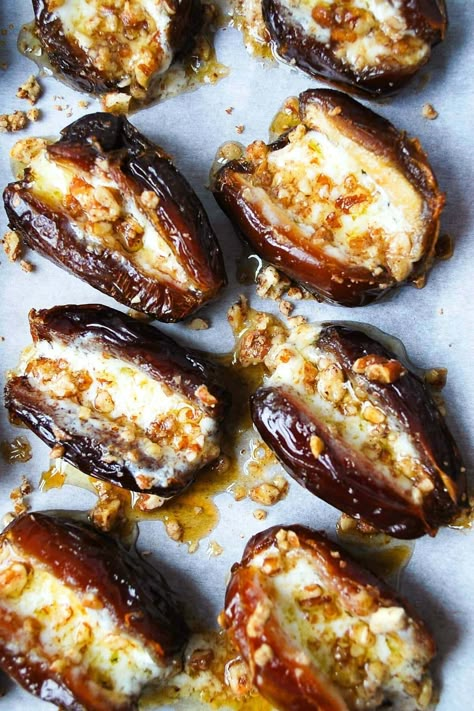 A scrumptious recipe for mascarpone stuffed dates that taste just like pecan pie but a much healthier dessert option. Not to mention, so easy! Filled Dates Dessert Recipes, Marscapone Stuffed Dates, Roasted Stuffed Dates, Fall Tapas, Sweet Fingerfood Desserts, Stuffed Dates Recipes Appetizers, Baked Dates, Snacks For Wine, Sweet And Savory Appetizers