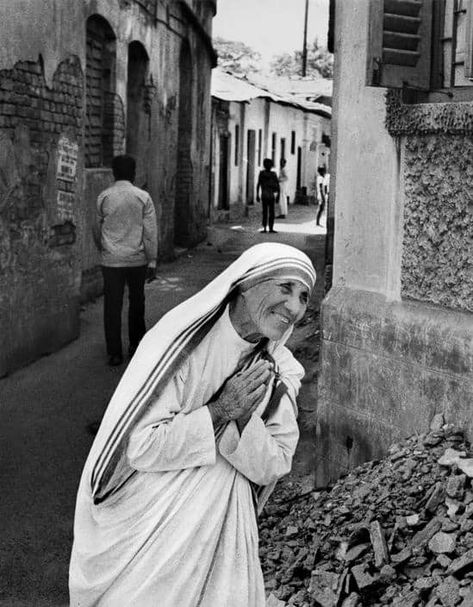 21 Striking Photographs of the Machu Picchu Discovery Mother Teresa Pictures, Missionaries Of Charity, Saint Teresa Of Calcutta, Mother Teresa Quotes, Saint Teresa, Bride Of Christ, Bright Smile, Mother Teresa, Magnum Photos