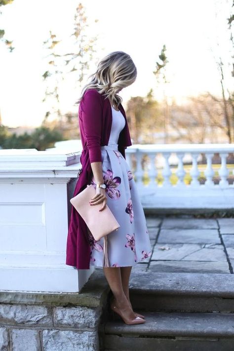 a floral A line midi skirt, a white top, a plum colored cardigan, blush shoes and a matching clutch Rok Outfit, Jw Fashion, Fashion Modest, Gaun Fashion, Peplum Tops, Chique Outfits, Trendy Skirts, Floral Midi Skirt, Church Outfits