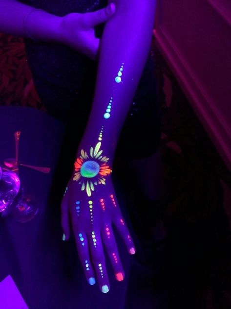 Glow In Dark Body Painting, Neon Festival Face Paint, Rave Body Art, Neon Party Paint Body Art, Glow Paint Body Designs, Glow In The Dark Lights, Glow In The Dark Body Art, Glow Body Painting, Glow In The Dark Make Up Ideas