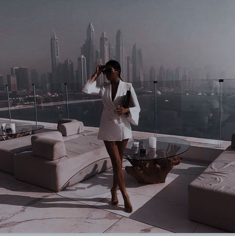 Job Women, Real Estate Vision Board, Luxury Real Estate Agent, Women Ceo, Business Woman Successful, Real Estate Career, Badass Aesthetic, Rich Girl Lifestyle, Rich Lifestyle