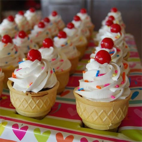 Ice Cream Cone Treats I "These are super cute and extremely easy to make. Kids love them. Nice for a birthday party." Sundae Cupcakes, Ice Cream Cone Cupcakes, Ice Cream Cone Cake, Cupcake Cones, Cupcakes Birthday, Hungry Caterpillar Party, Hungry Caterpillar Birthday, Ice Cream Cupcakes, Cupcakes Ideas